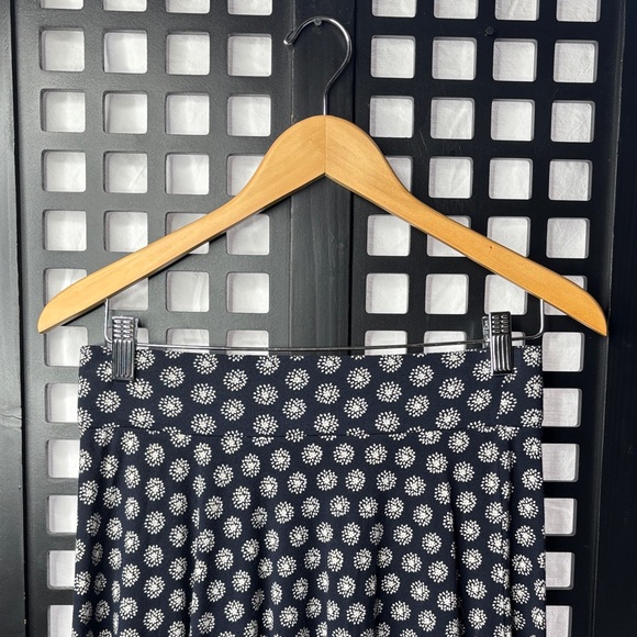 💙 LOFT Navy White Midi Skirt XS Flowy Stretch Women's Pull On Casual 💙 - Picture 4 of 12